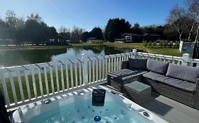 Lakeside Retreat Lodge With Hot Tub